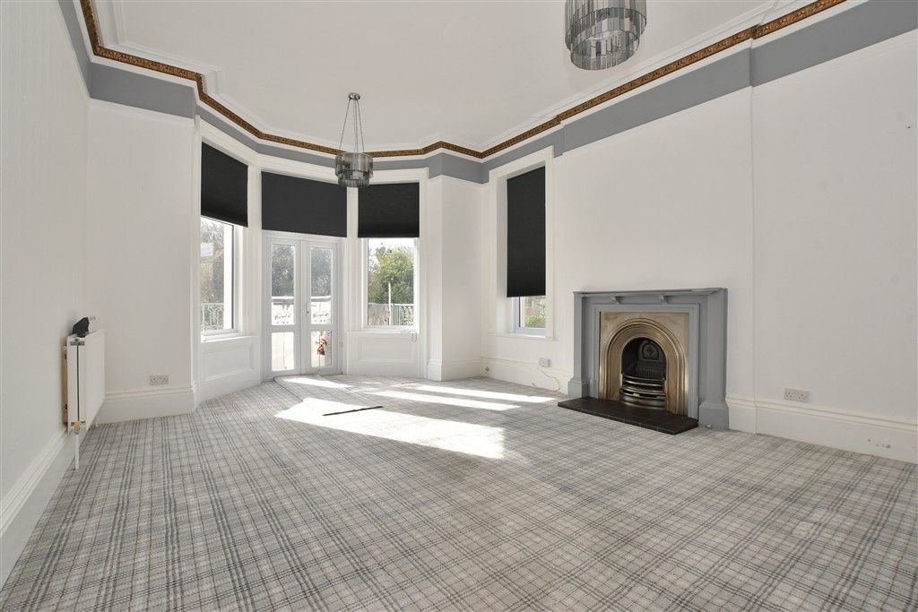 Property photo 1 of 11 Lounge