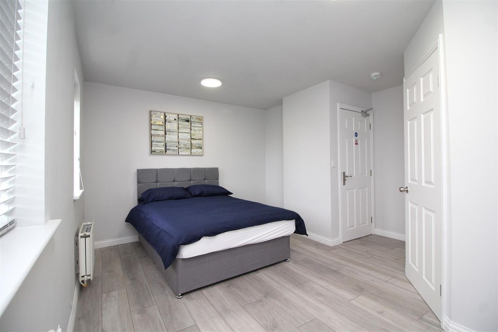 Property photo 2 of 17 Bedroom 2 Image 1.Jpg