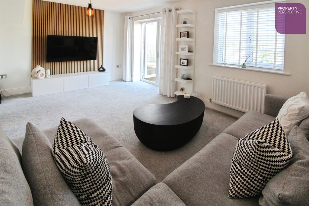 Property photo 2 of 13 Lounge