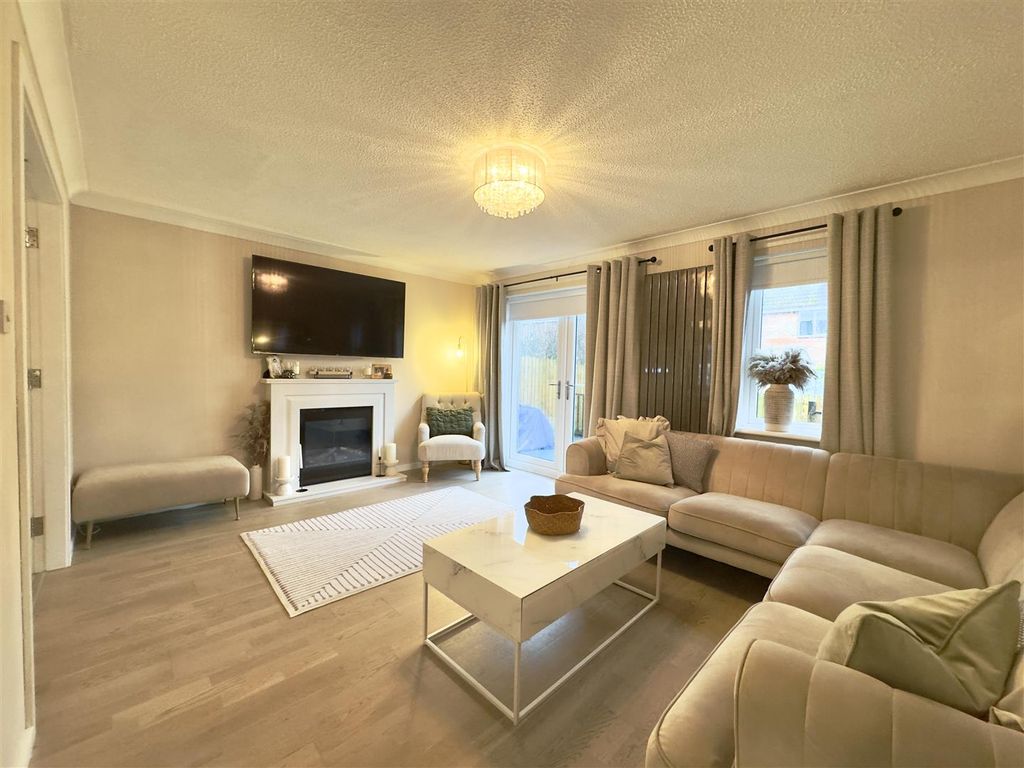 Property photo 2 of 32 Lounge