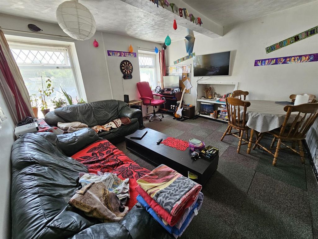 Property photo 2 of 12 Lounge