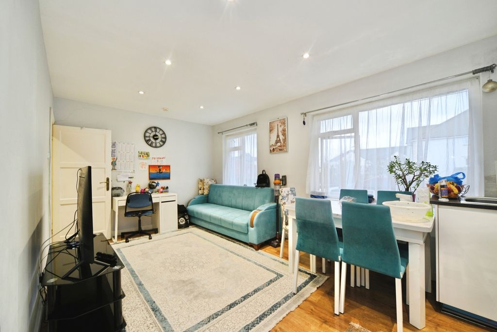 Property photo 3 of 11 Pbox-Img.Jpg