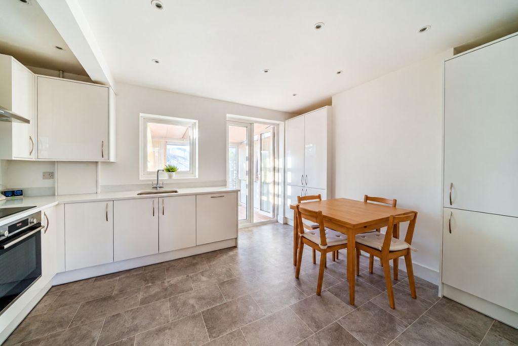 Property photo 3 of 12 Kitchen