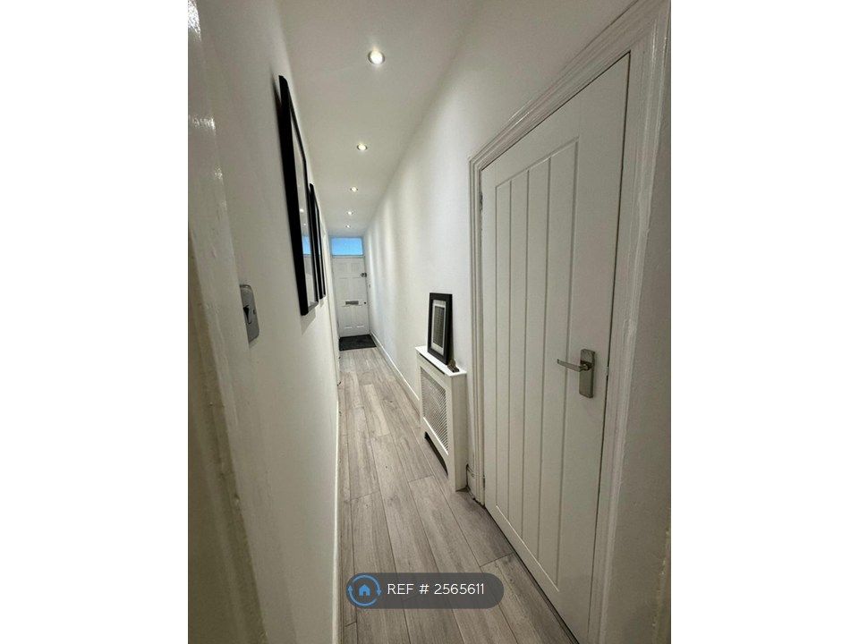 Property photo 2 of 6 Corridor