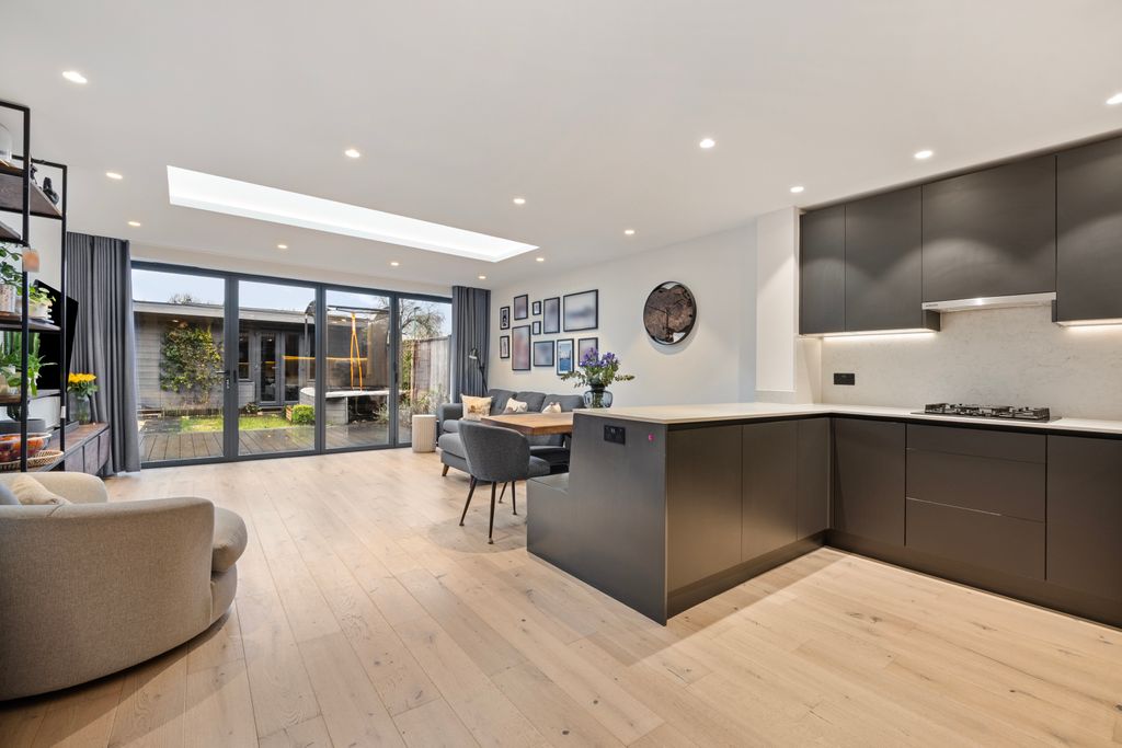 Property photo 3 of 26 Picture No. 19