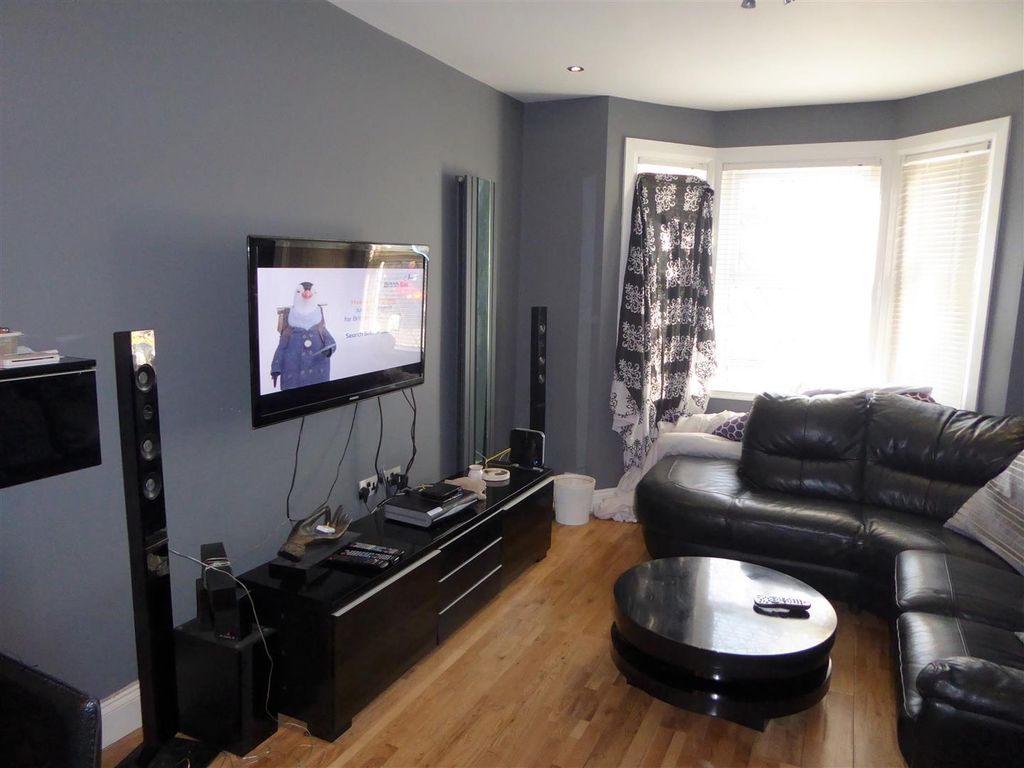 Property photo 1 of 8 13 Nicholes Road Lounge.Jpg