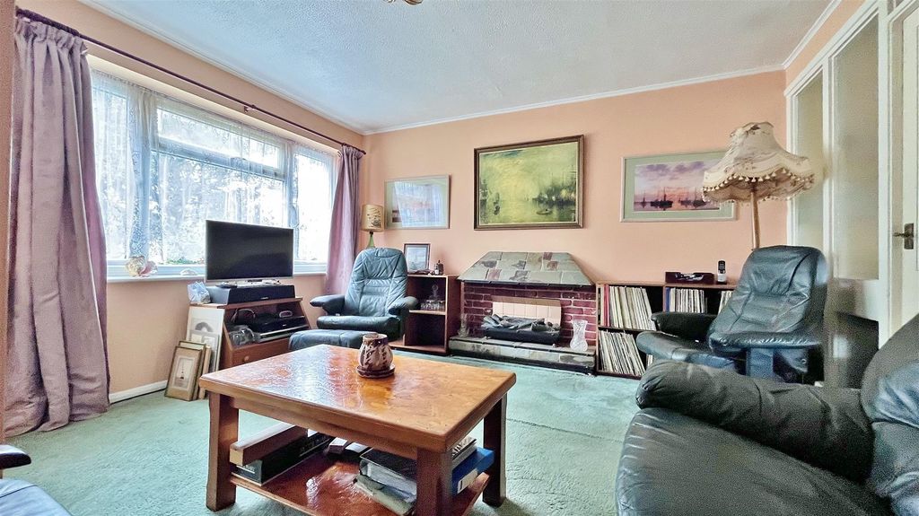 Property photo 2 of 18 Lounge