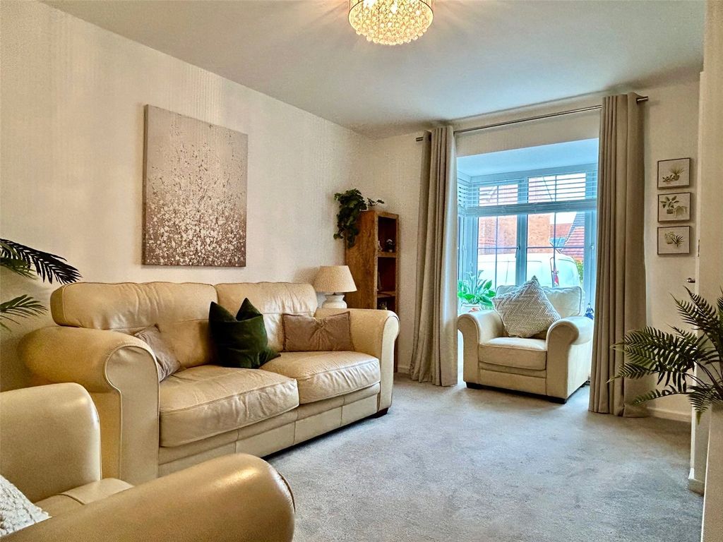 Property photo 3 of 21 Lounge