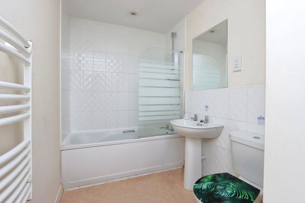 Property photo 3 of 11 Bathroom