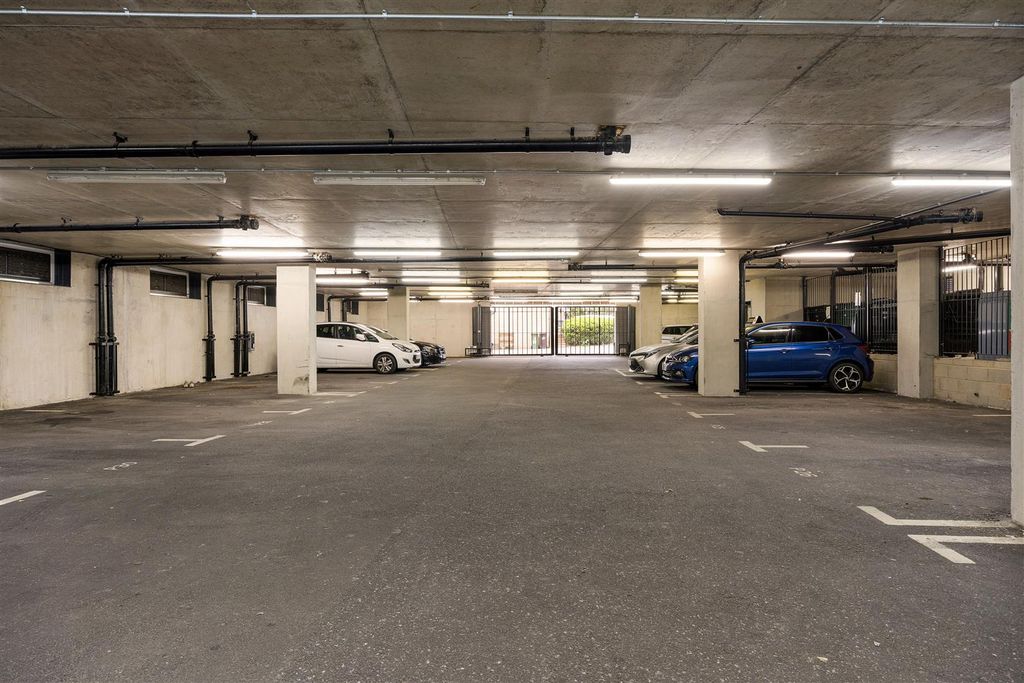 Property photo 3 of 19 Shingly Place, E4