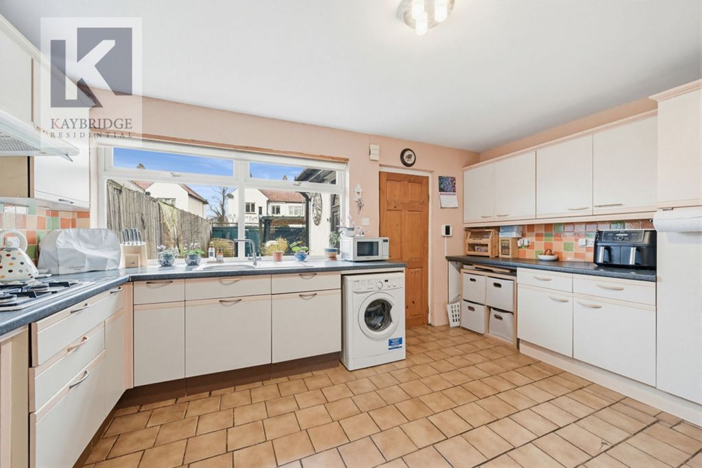 Property photo 3 of 11 Horton Hill, Epsom - Kt19 8Sy