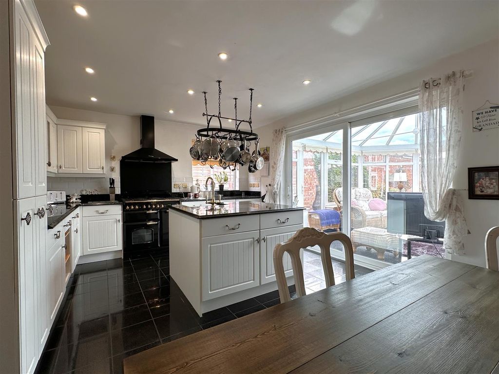 Property photo 2 of 21 Superb Dining Kitchen 933