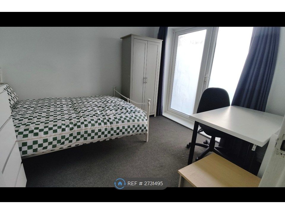 Property photo 1 of 8 Double Room To Rent Near Manor Royal Crawley