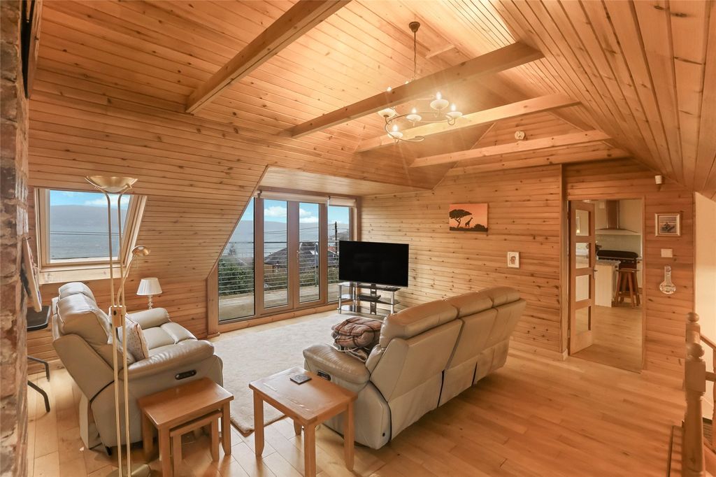 Property photo 3 of 23 Lounge