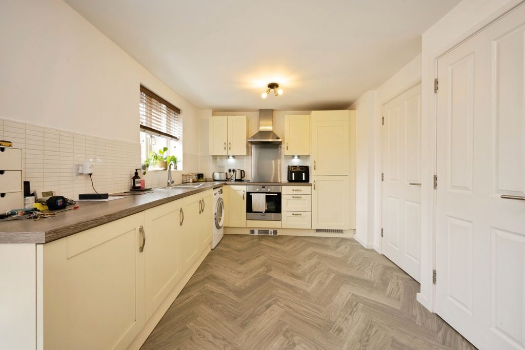 Property photo 3 of 17 Kitchen
