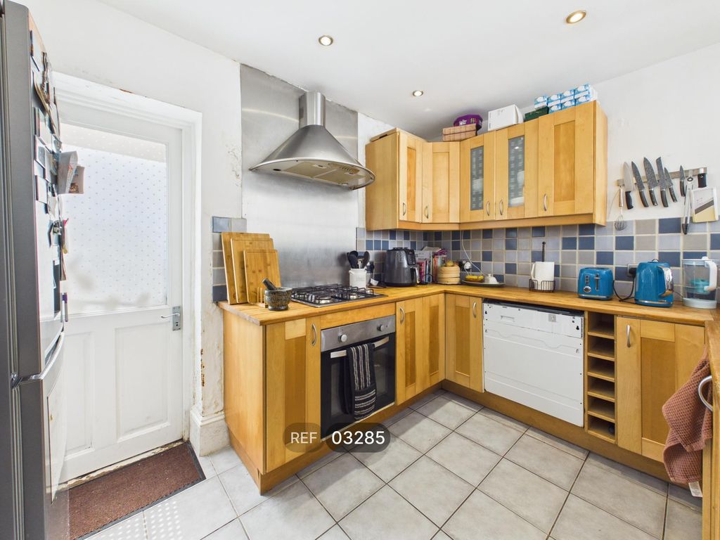 Property photo 3 of 16 Kitchen