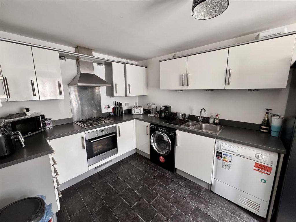 Property photo 3 of 14 Kitchen