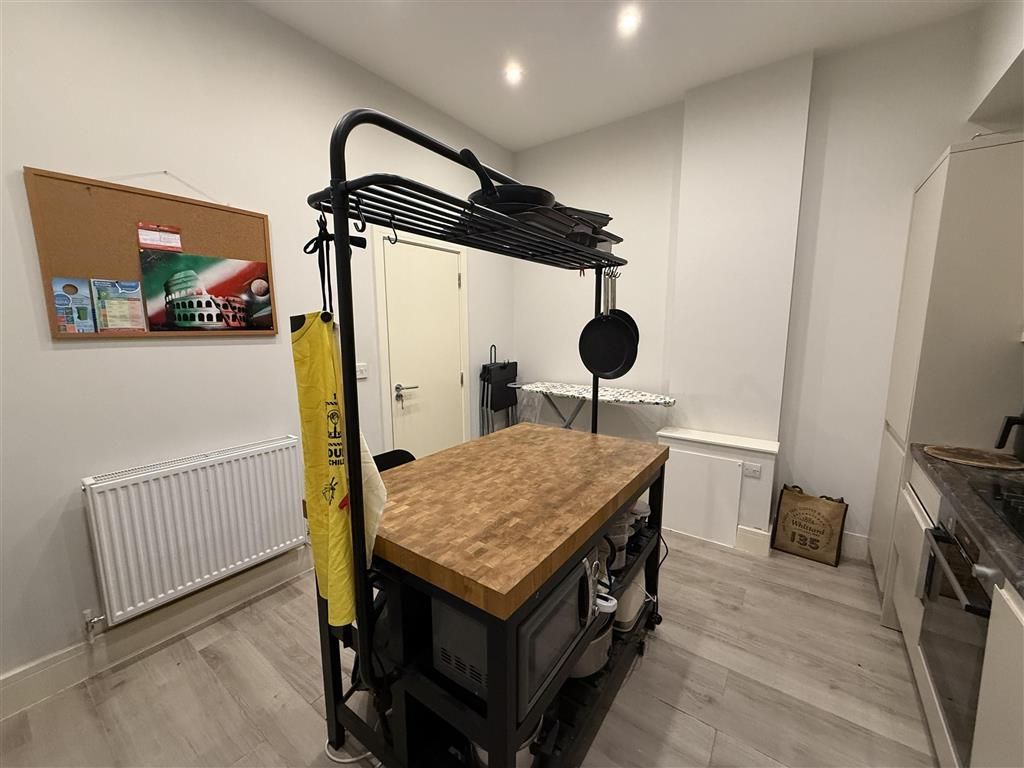 Property photo 3 of 11 Kitchen