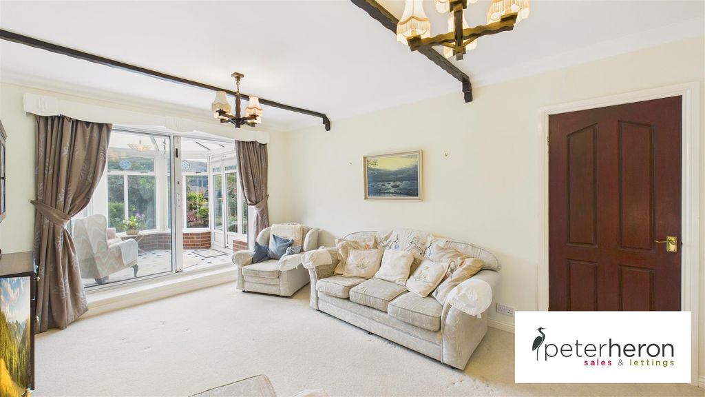 Property photo 3 of 31 Lounge