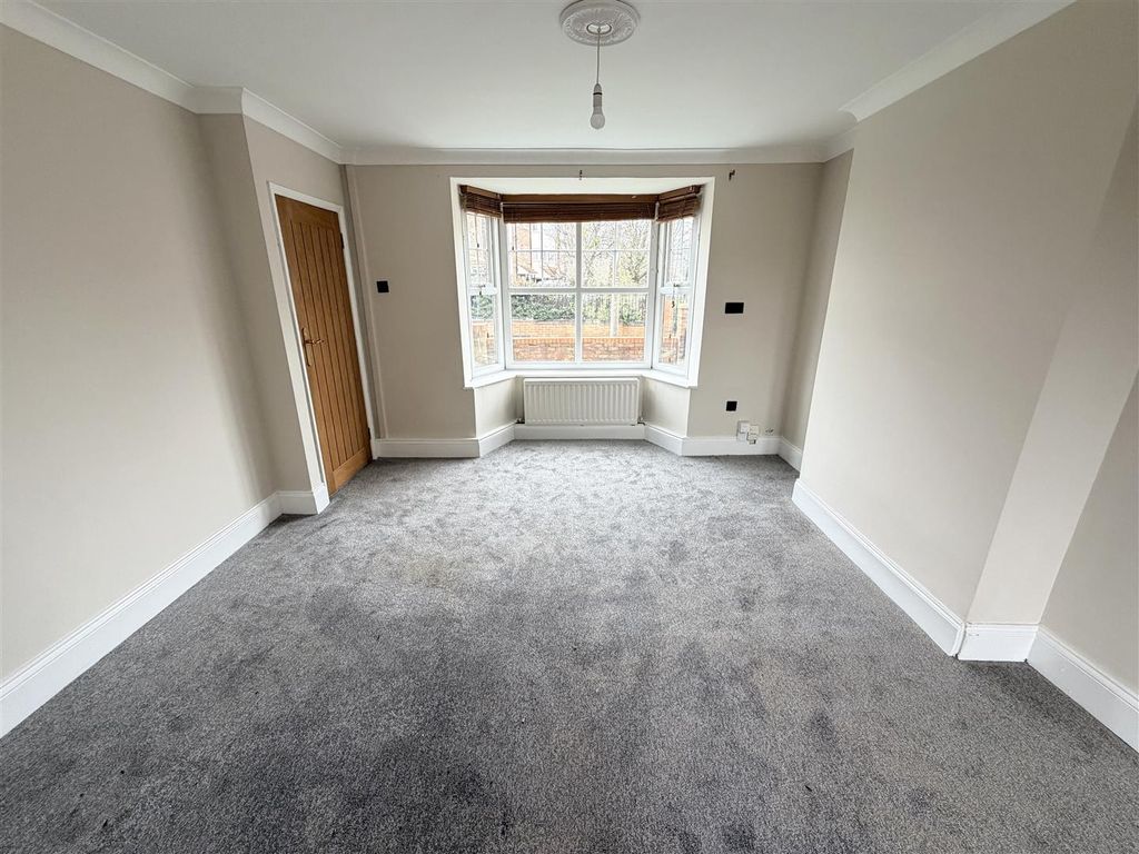 Property photo 3 of 16 Lounge