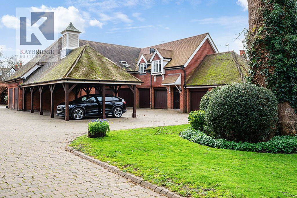 Property photo 2 of 13 Austyns Place Kt17 1Sq