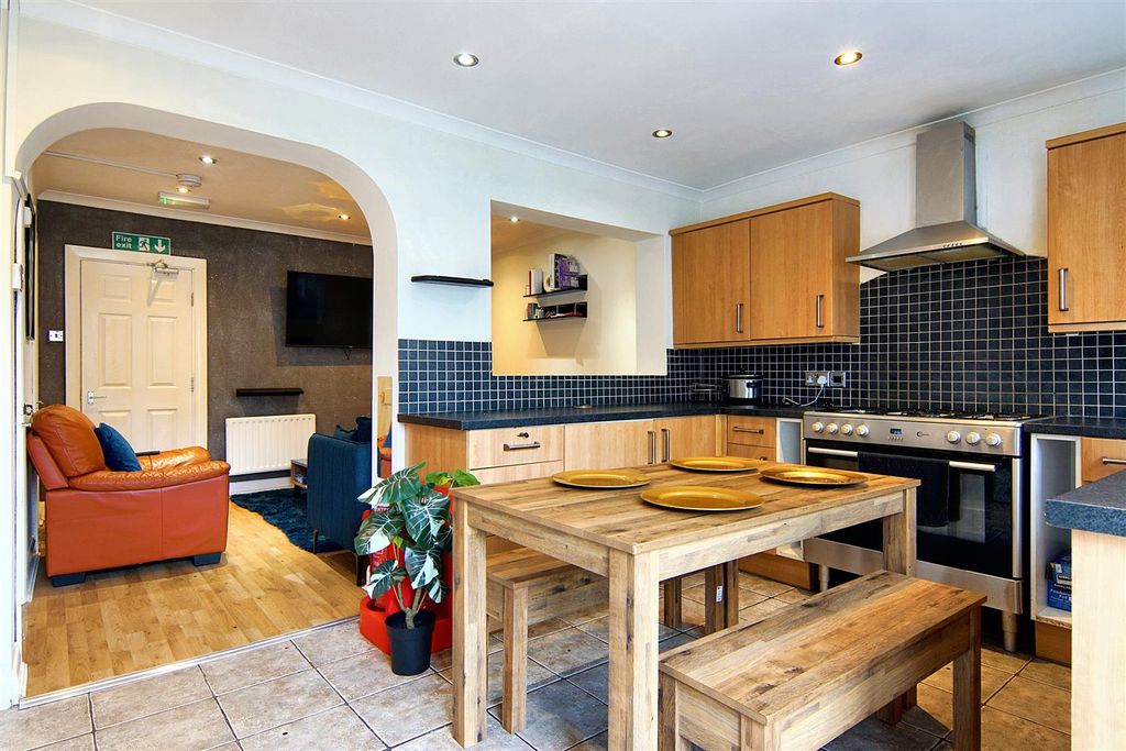 Property photo 3 of 12 Kitchen1.Jpeg