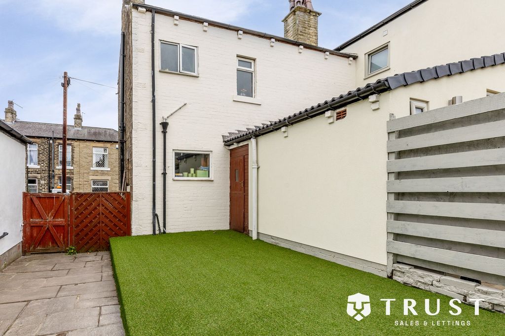 Property photo 2 of 27