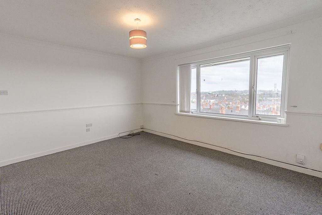 Property photo 3 of 12 Lounge