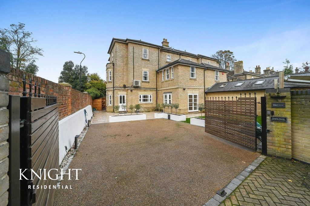 Property photo 2 of 27