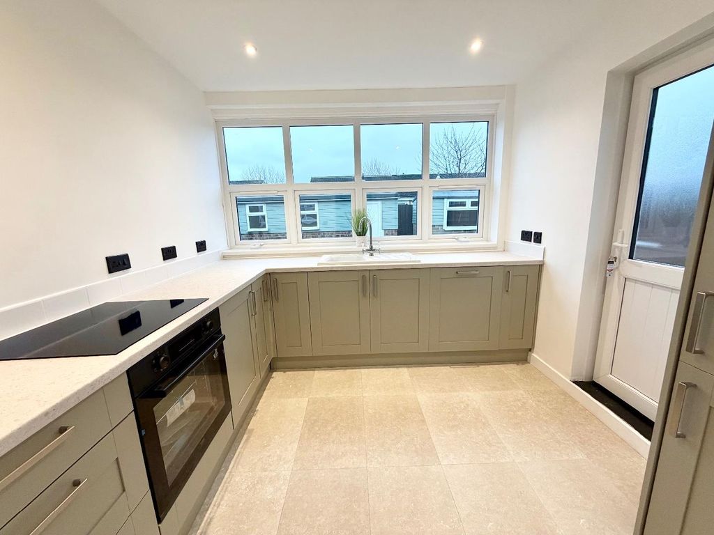 Property photo 2 of 14 Kitchen