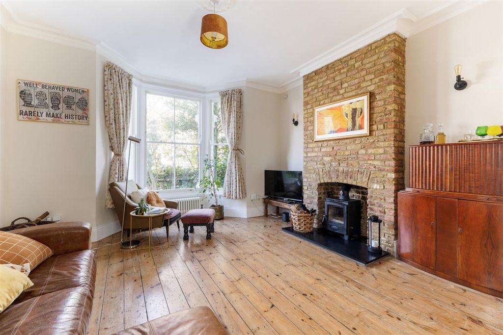 Property photo 2 of 35 Durham Road, E12