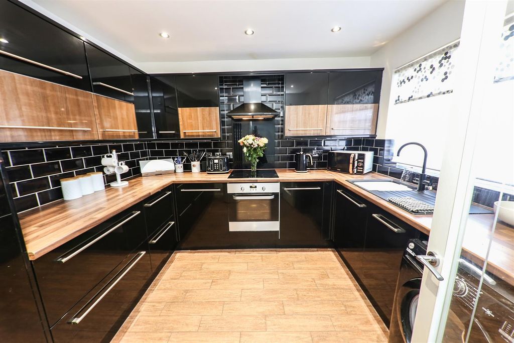 Property photo 3 of 21 Kitchen