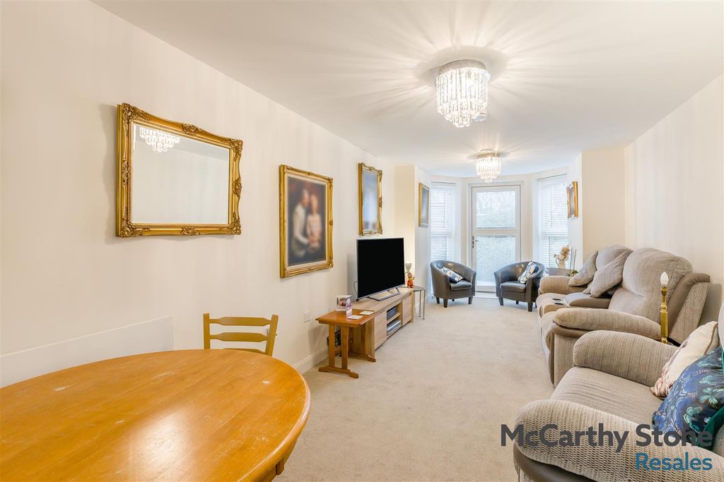 Property photo 3 of 18 8682451-Interior03.Jpg