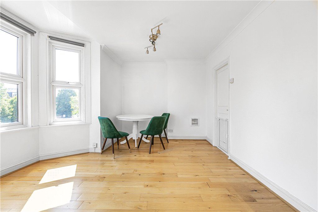 Property photo 3 of 10 Lounge