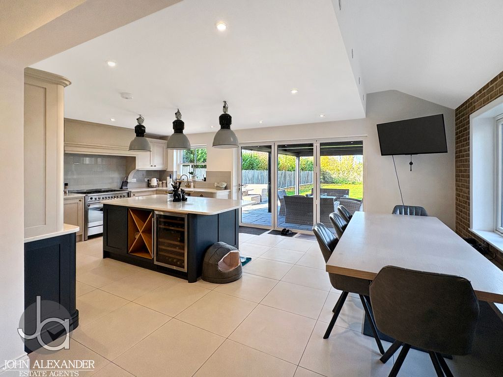 Property photo 2 of 34 20251028_102546919_0.5