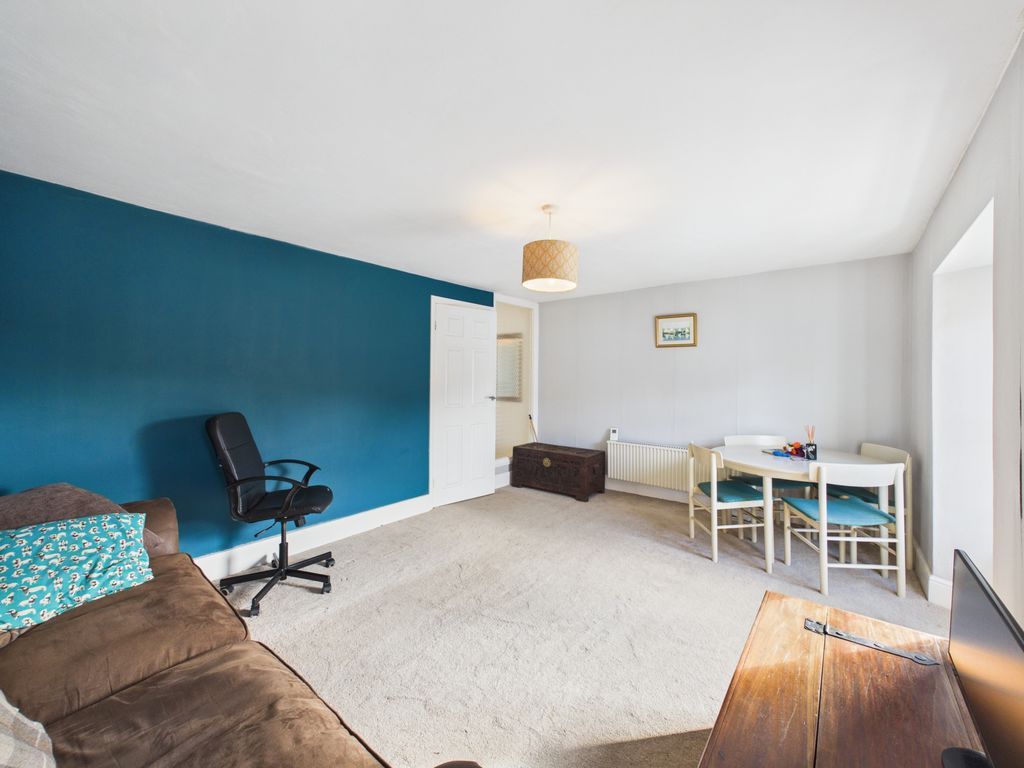 Property photo 3 of 8 Lounge
