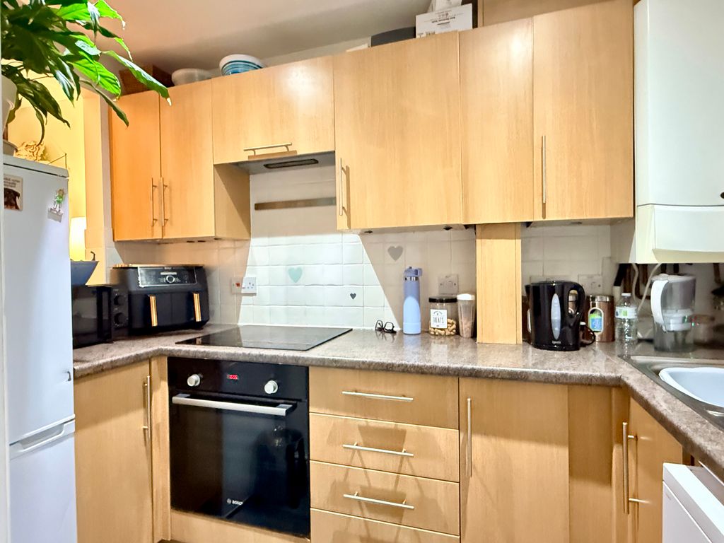 Property photo 3 of 11 Kitchen