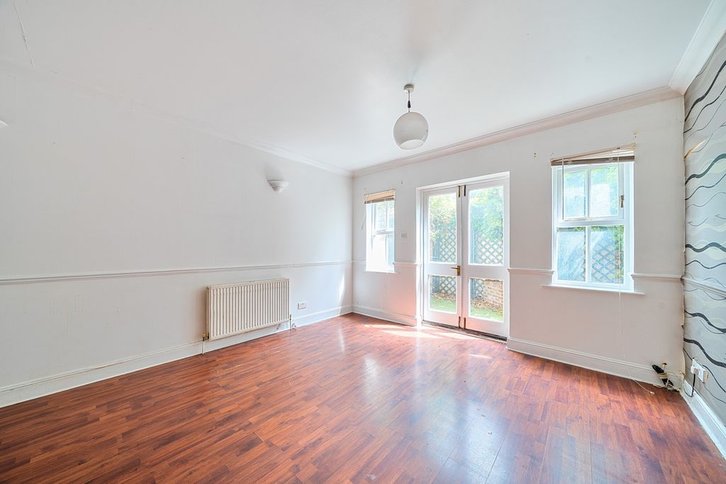 Property photo 2 of 17 1465207-12-6A0Af7...