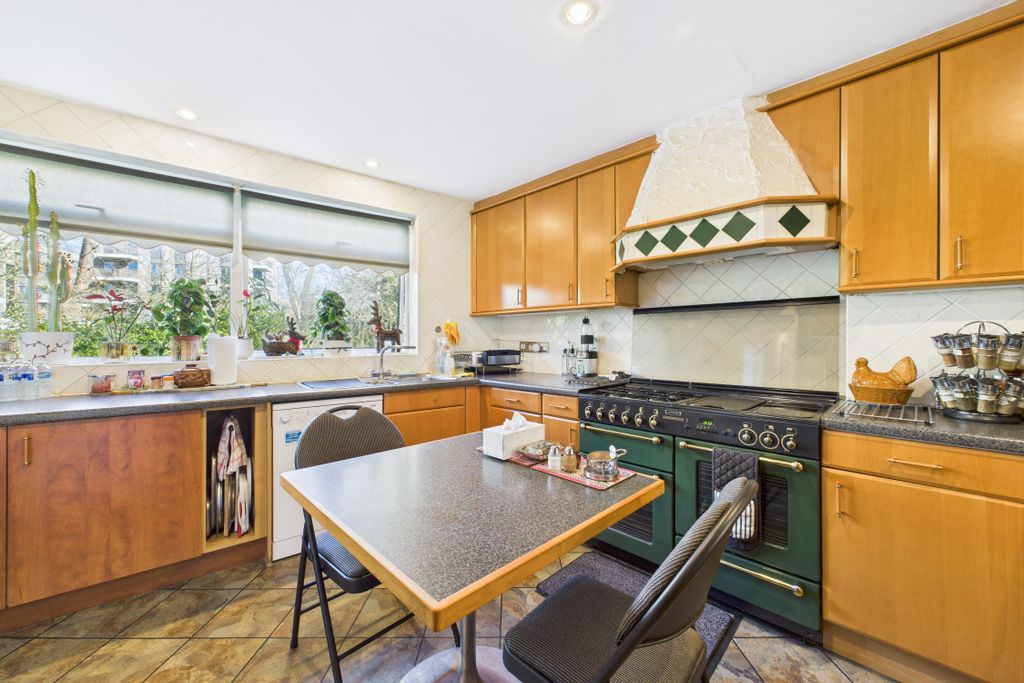 Property photo 3 of 25