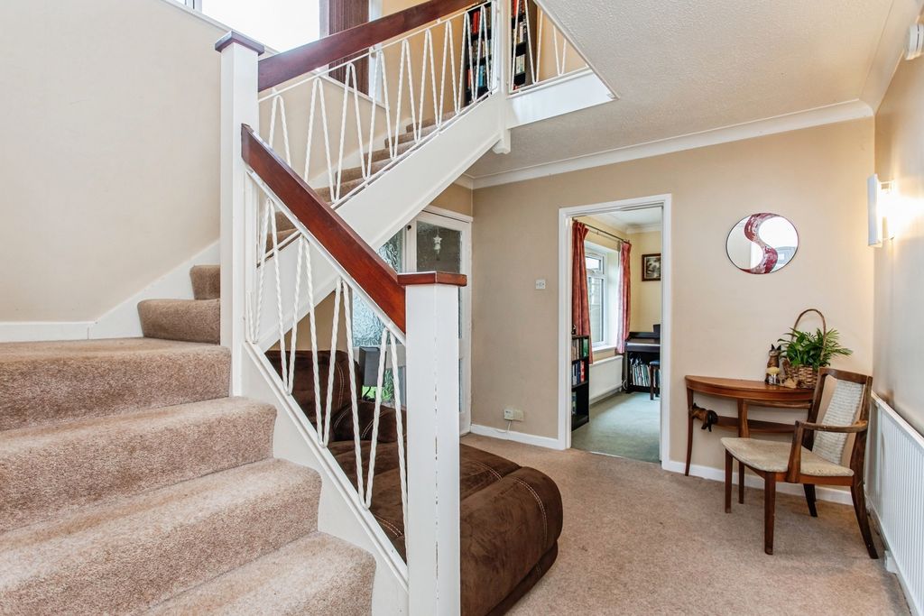 Property photo 2 of 21 Entrance Hall