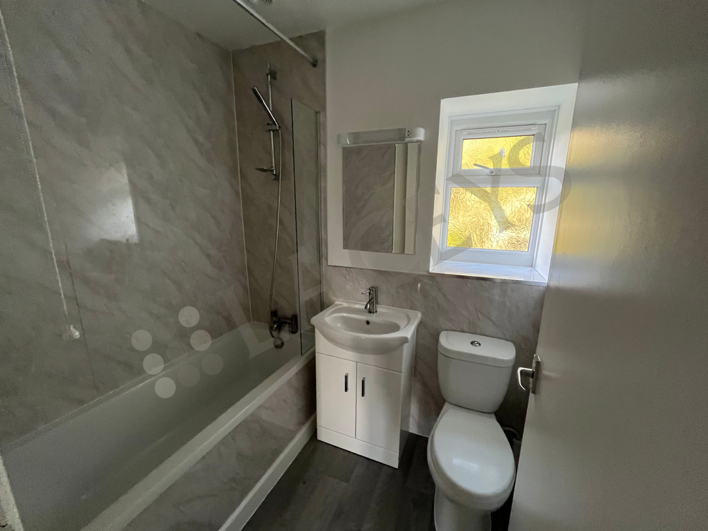 Property photo 3 of 7 Bathroom