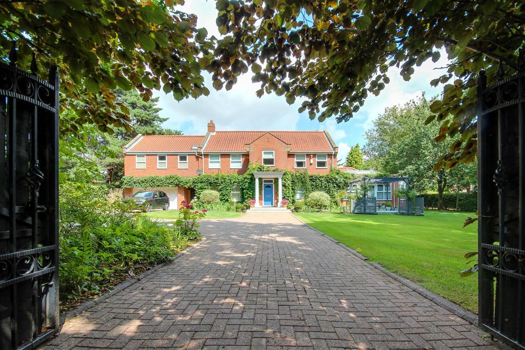 Property photo 1 of 27 Entrance Gates