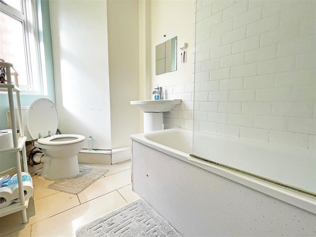 Property photo 2 of 8 Bathla.Jpg