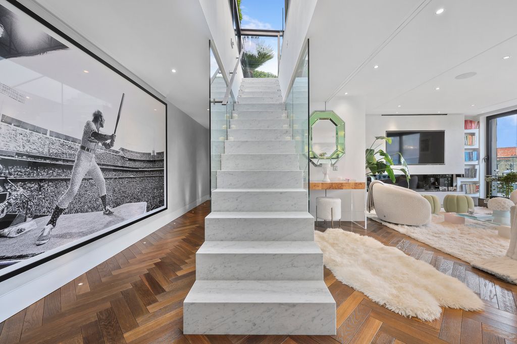 Property photo 3 of 15 Staircase
