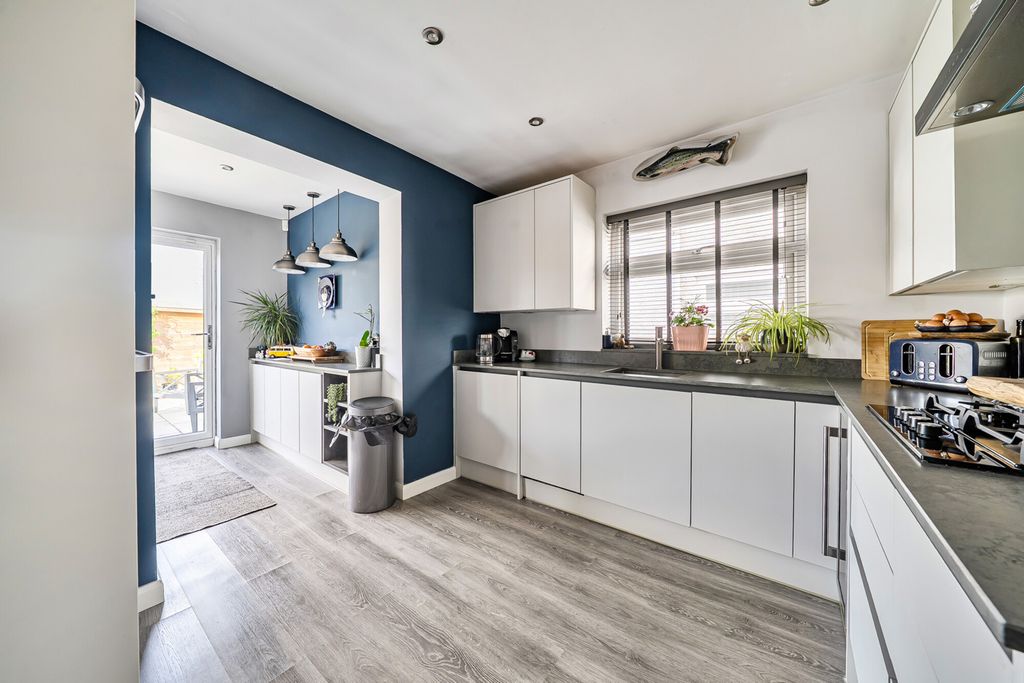 Property photo 3 of 20 Kitchen