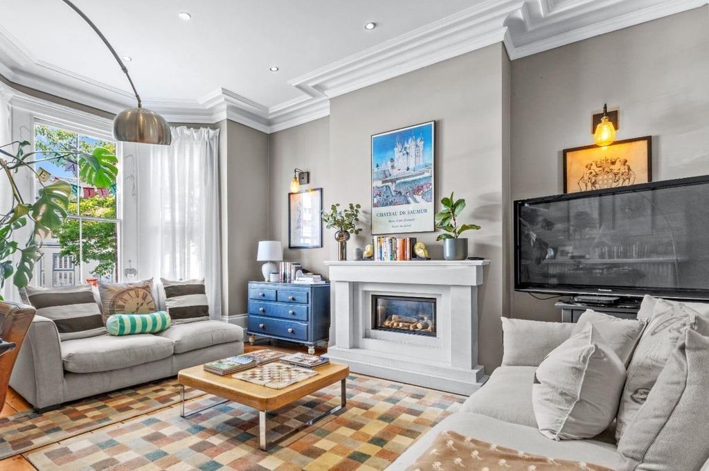 Property photo 2 of 24 959Fbf4d-5843-42Eb-8150-1c906E225c8c.Jpg