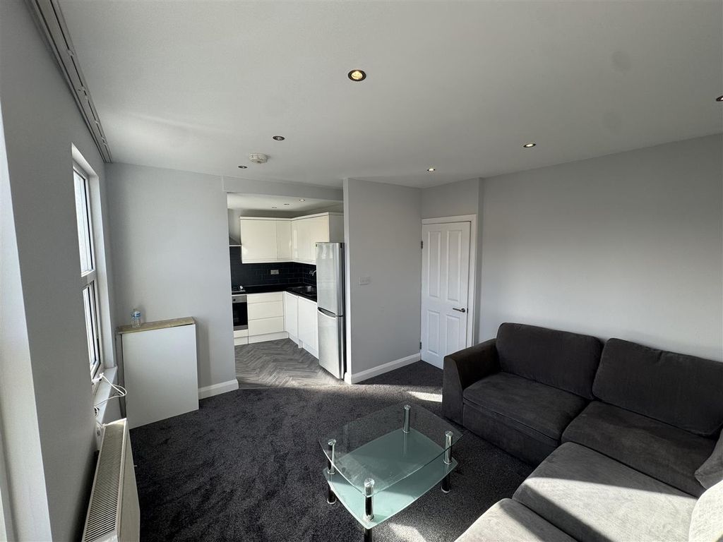Property photo 2 of 9 Lounge/Kitchen