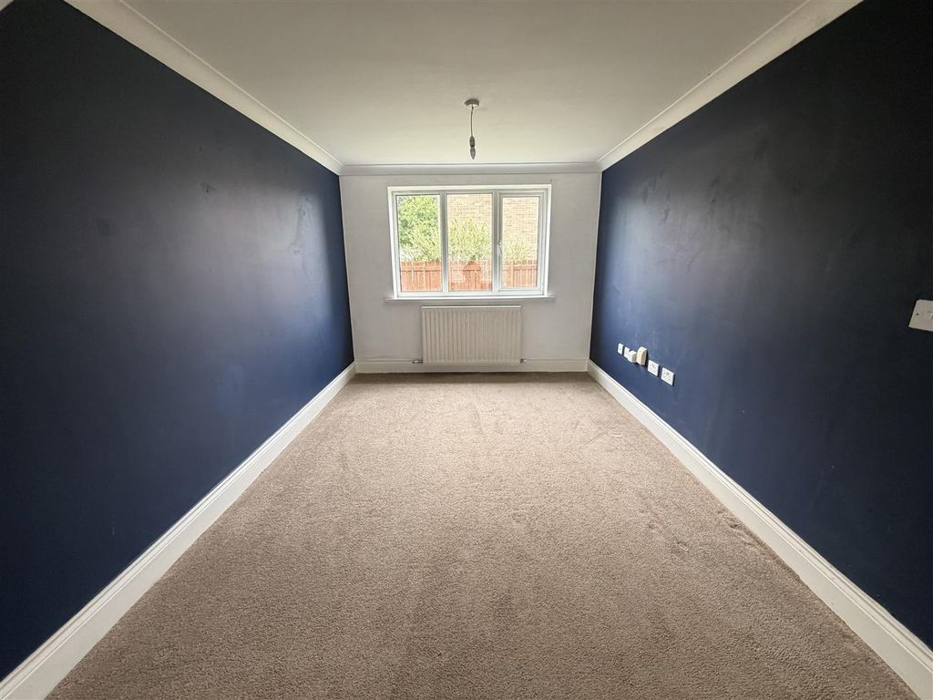 Property photo 3 of 16 Lounge