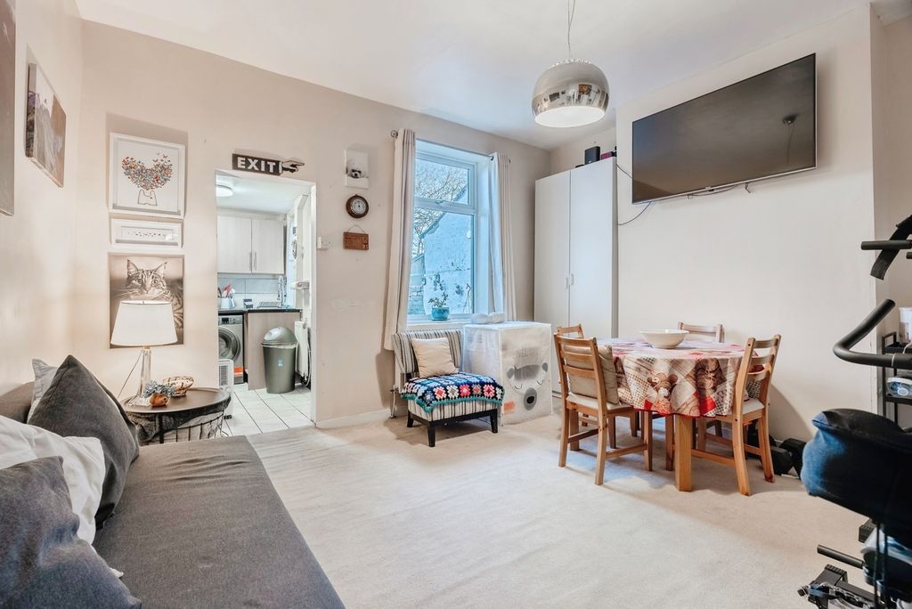 Property photo 2 of 12 Lounge