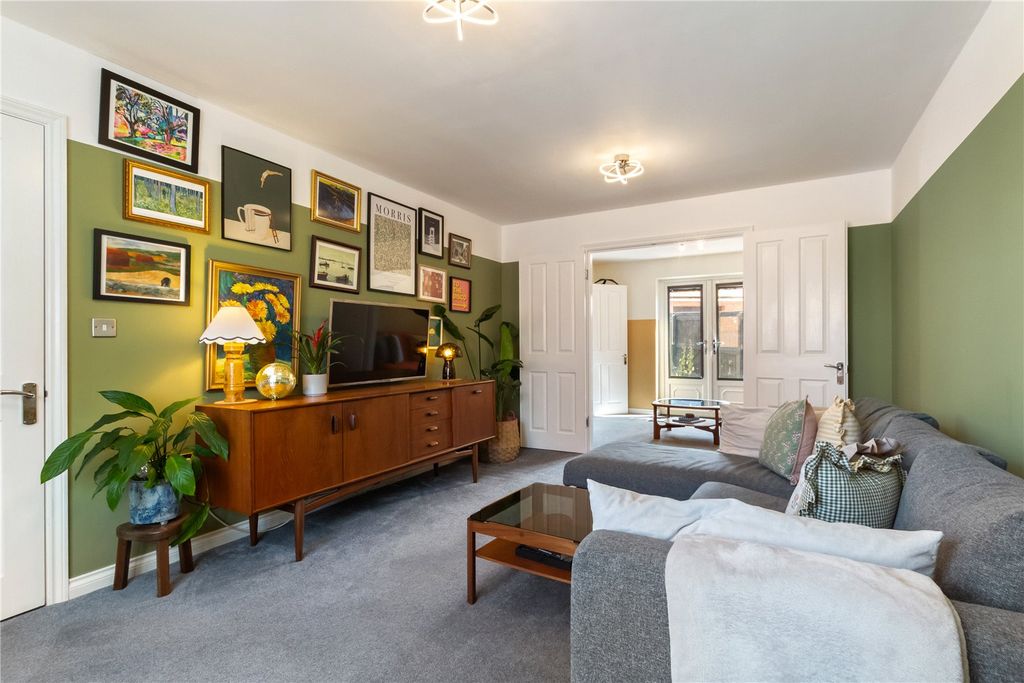 Property photo 3 of 34 Lounge 2